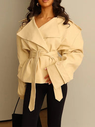Sandy Korte Trenchcoat met Vetersluiting