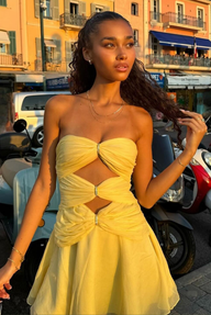 Nina strapless mini-jurk met cut-outs