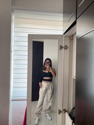 Celeste asymmetrische crop top met cut-out