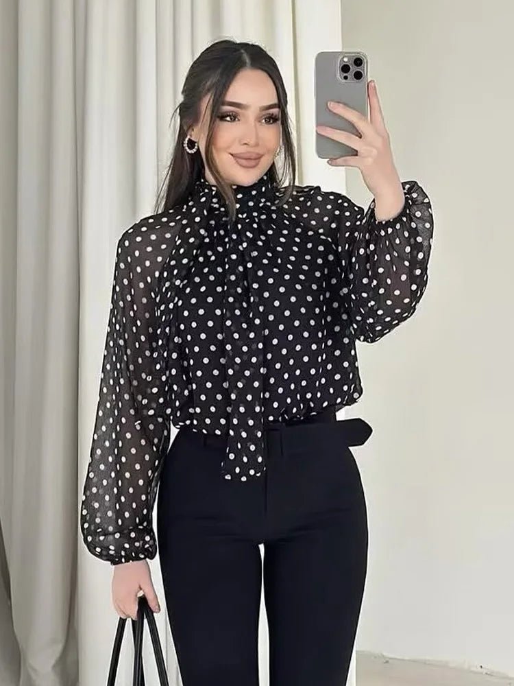 Sofia hoge kraag stippenblouse